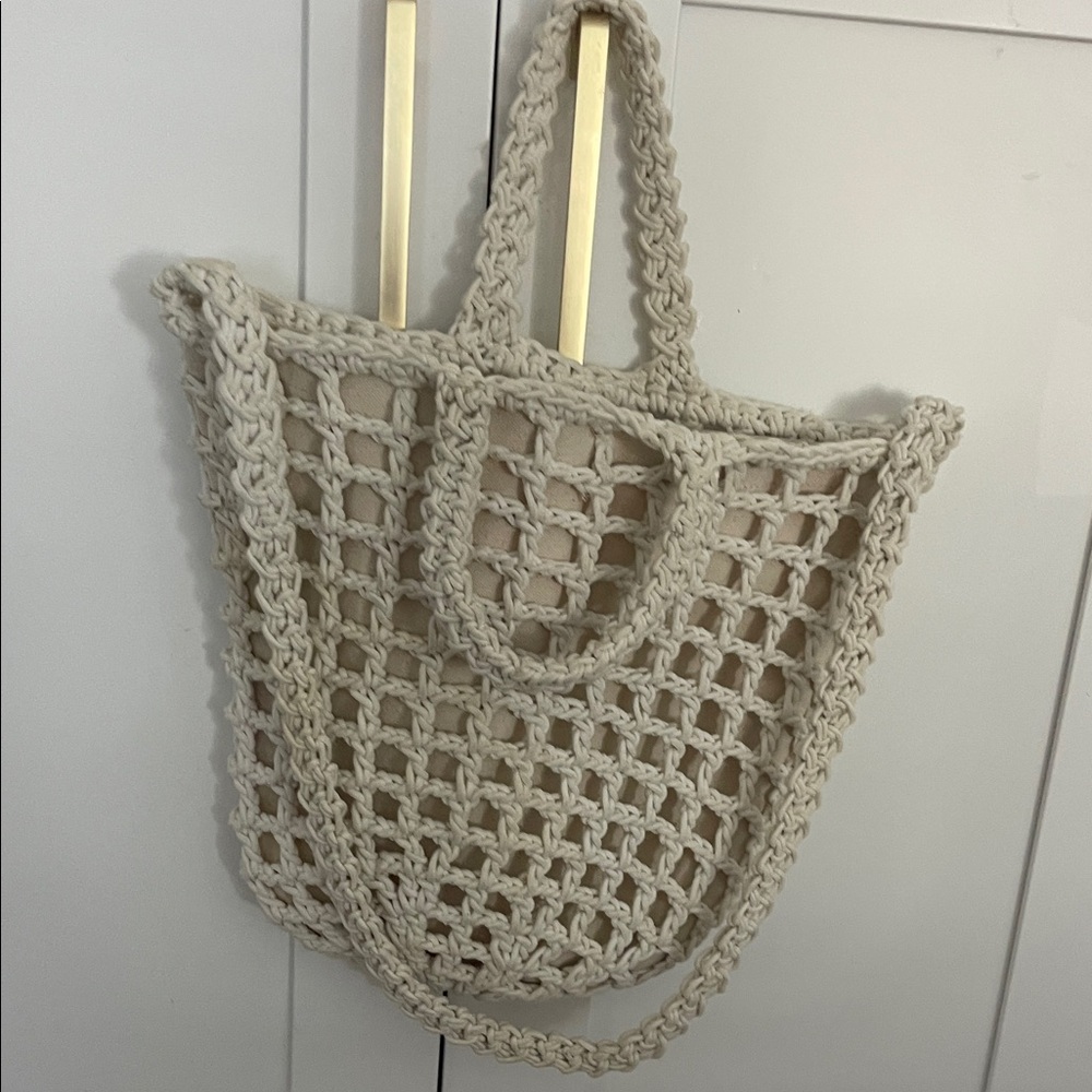 Madewell Crochet bag
Never used. Magnetic snap closure